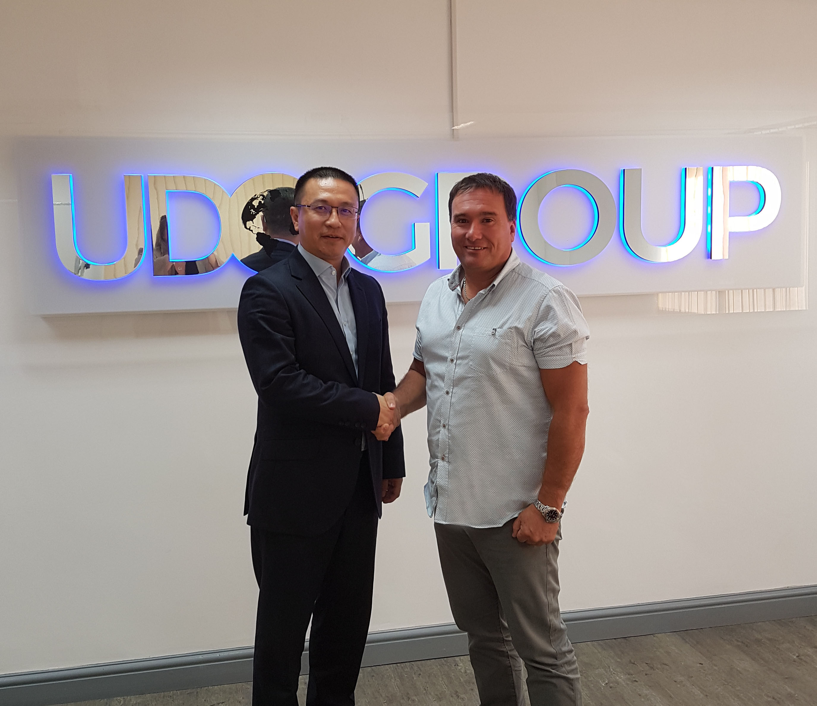 Gong Hua CEO of Cherry Sports shakes hands with Simon Dibley, CEO and Founder of UDO